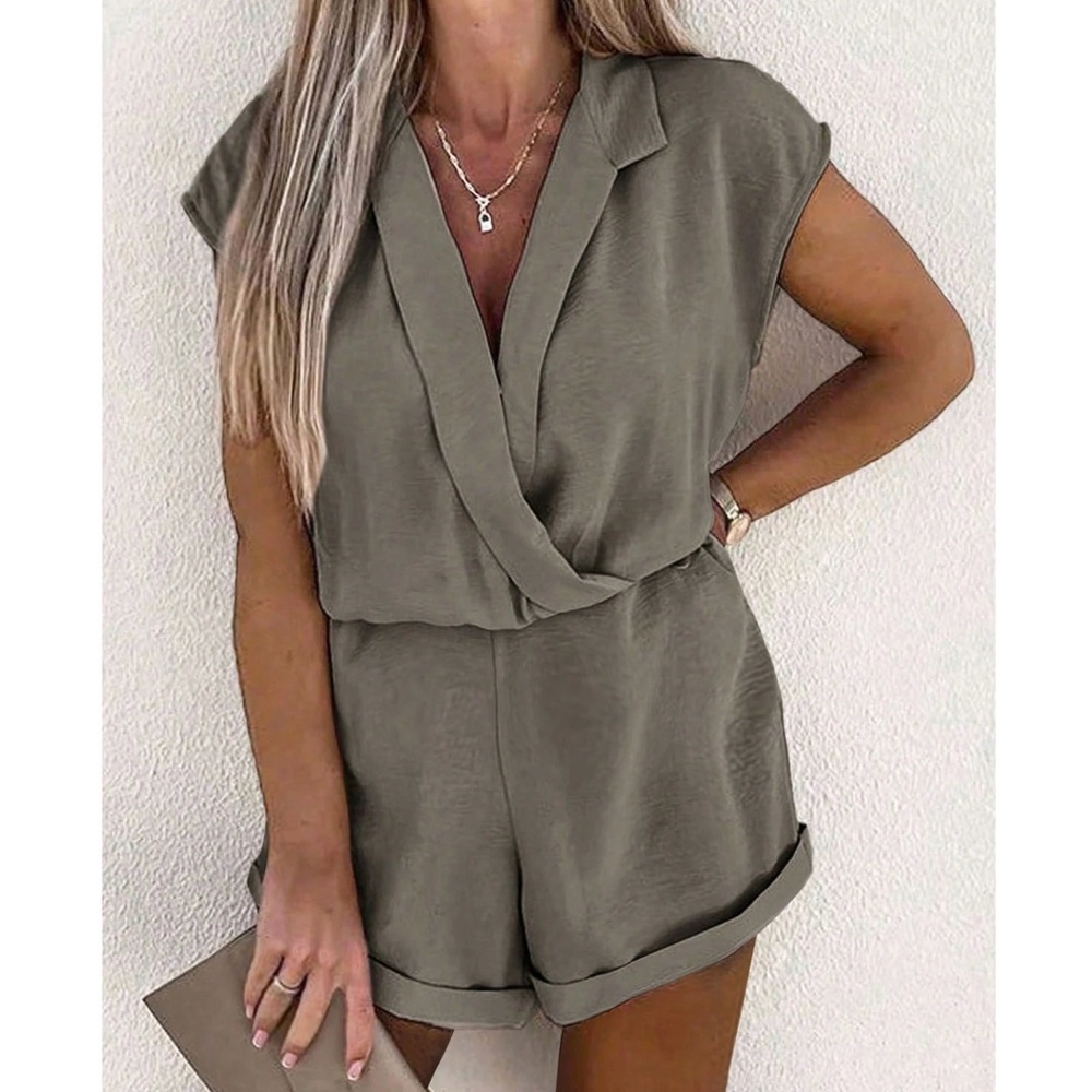 Plus Solid V neck Collar Stretchy Waist Cuff Hem Romper